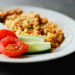 Hidangan ayam dengan sambal merah khas Indonesia disajikan di piring